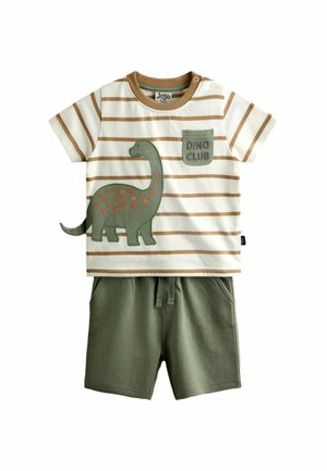 Conjunto para niño pequeño con camiseta de manga corta a rayas blancas y marrones que presenta un dinosaurio verde y un bolsillo con la inscripción "Dino Club", combinado con pantalones cortos de color verde oliva.