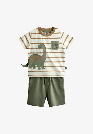Baba ruházat fehér és barna csíkos rövid ujjú inggel, melyen zöld dinoszaurusz és "Dino Club" zseb látható, olíva zöld rövidnadrággal párosítva.
