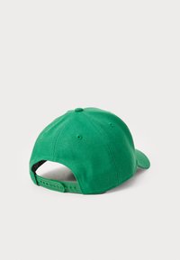 Grønn bomull baseball cap med buet skjerm, justerbar snapback-lukking og ventilasjonshull på sidene. Enkel teksturert overflate.