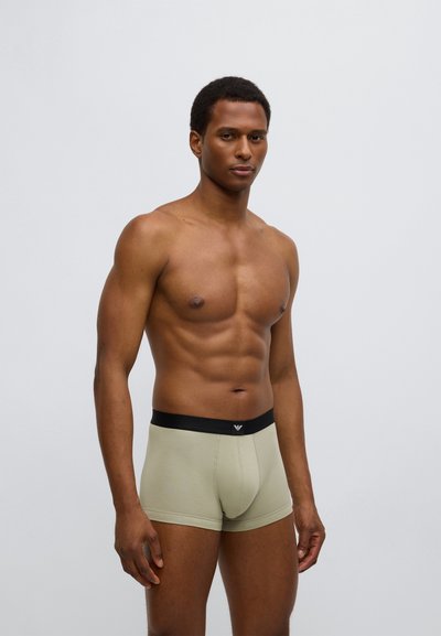 Cuecas boxer masculinas em tecido verde claro com cintura elástica preta. Apresentam um design justo e um detalhe subtil do logótipo na frente.