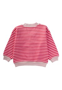 Czerwono-różowy sweter w paski z długimi rękawami i okrągłym dekoltem. Posiada ściągacze przy mankietach i na dole, wykonany z miękkiego, teksturowanego materiału.