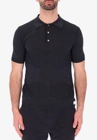 Polo shirt nero a maniche corte con un motivo testurizzato e patta con tre bottoni; presenta un colletto classico e una vestibilità slim.