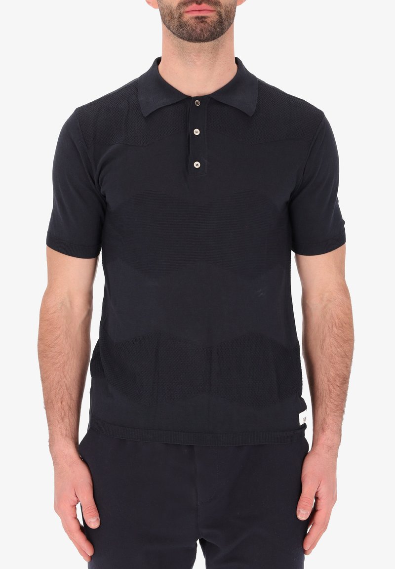 Polo shirt nero a maniche corte con un motivo testurizzato e patta con tre bottoni; presenta un colletto classico e una vestibilità slim.