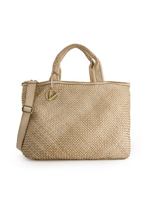 Geweven stro tote bag in beige met twee handvatten aan de bovenkant, een verstelbare schouderband en een logo charm in goudkleur. Heeft een stevige constructie en een ruime indeling.