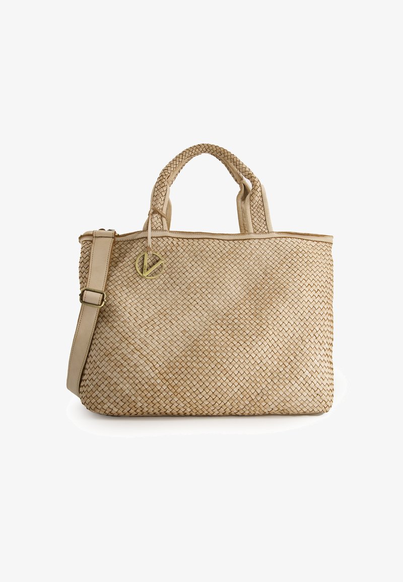 Geflochtene Strohtasche in Beige mit zwei oberen Griffen, einem verstellbaren Schulterriemen und einem goldfarbenen Logocharme. Bietet eine robuste Konstruktion und ein geräumiges Design.