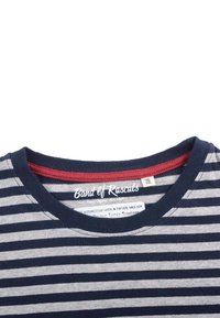 Marineblå og grå stribet t-shirt med rund halsudskæring, der har en rød indvendig krave og et mærke label indeni. Fremstillet af økologisk stof.