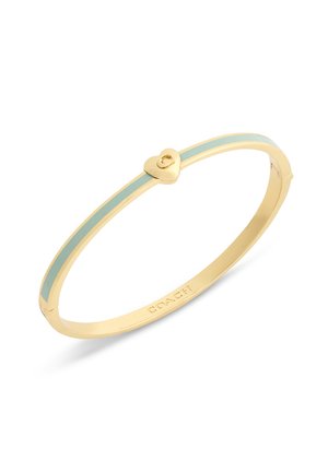 Bracelet jonc en or avec une bande en émail bleu clair et un petit fermoir en forme de cœur, marqué "Coach" à l'intérieur.
