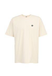 Helles cremefarbendes Baumwoll-T-Shirt mit rundem Halsausschnitt und kurzen Ärmeln, ausgestattet mit einem kleinen grünen, kreisförmigen Logo auf der linken Brust.