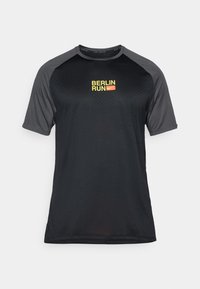 Sort atletisk t-shirt med korte raglanærmer, prydet med et struktureret mønster og et gult "BERLIN RUN" logo med en rød accent.