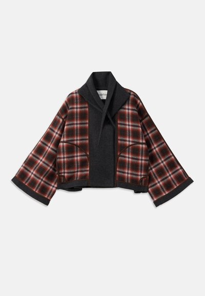 Skračená bunda s veľkými zvonovými rukávmi, s károvaným vzorom v červenej a čiernej farbe a pevným čiernym predným panelom. Mäkká textúra látky.