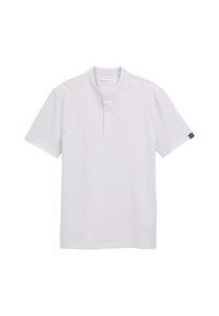 Witte polo met korte mouwen heeft een ronde kraag, een drieknoopsluiting en een klein zwart logo accent op de mouw.