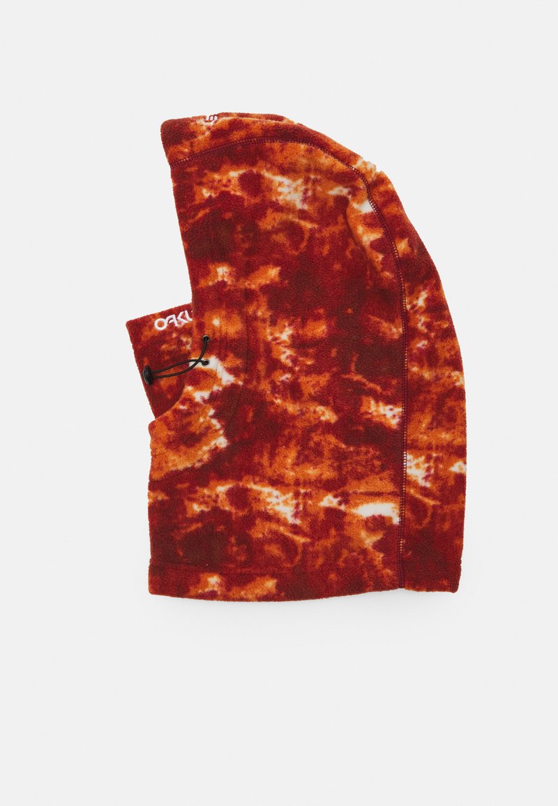 Rode en oranje fleece balaclava met een gemarmerd patroon, voorzien van een verstelbaar trekkoord en een opening voor het gezicht.