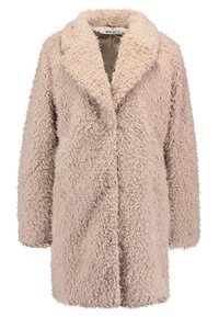 Płaszcz z futerka ekologicznego w jasnobeżowym kolorze, z kołnierzem szalowym, otwartym przodem i długimi rękawami o teksturowanej, puszystej powierzchni.