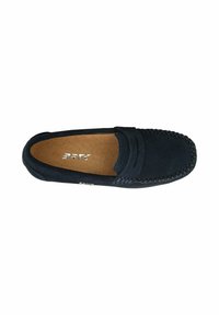 Scarpa slip-on in suede blu navy con dettagli cuciti e soletta imbottita beige. Presenta un design stile mocassino.