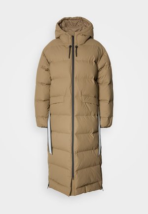 Casaco longo tipo puffer em caqui com capuz. Apresenta um fecho éclair na frente, bolsos laterais e detalhes cinza em contraste ao longo do fecho e das laterais.