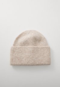 Beežist soonitud beanie müts ribatud äärtega, pehme tekstuuriga ja ümaraga, valmistatud sooja materjalist, sobib külma ilma jaoks.