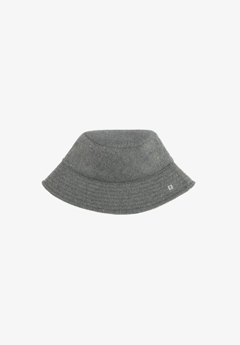 Szary filcowy kapelusz z okrągłą koroną i szerokim, opadającym brzegiem. Charakteryzuje się subtelnym przeszyciem i małym akcentem z logo.