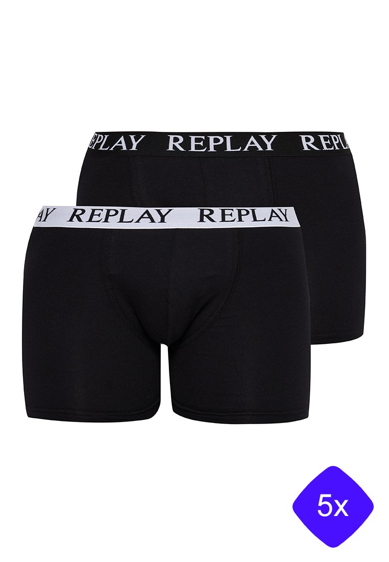 Schwarze Boxershorts aus Baumwolle mit einem weißen elastischen Bund, der das "REPLAY"-Logo trägt. Fünf Paare sind im Paket enthalten.