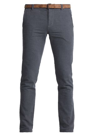 Graue, strukturierte Hosen mit schlankem Schnitt, ausgestattet mit einem braunen Ledergürtel und klassischem Fünf-Taschen-Design.