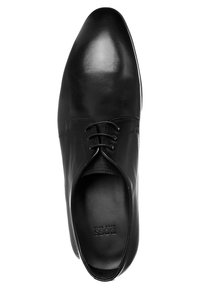 Chaussure habillée Oxford pour homme en cuir noir poli avec laçage fermé et nom de la marque embossé visible à l'intérieur de la semelle.