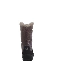 Bottes grises sportives avec doublure en fausse fourrure, tissu texturé et accents décoratifs étincelants sur le côté. Présente une semelle noire robuste.