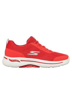 Rød Skechers atletiksko med åndbart mesh-øvre, hvid polstret sål og "S"-logo på siden, designet til støtte i svangen.