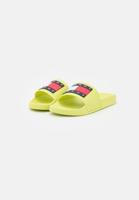 Tommy Jeans FLAG POOL - Pool slides - light citrus