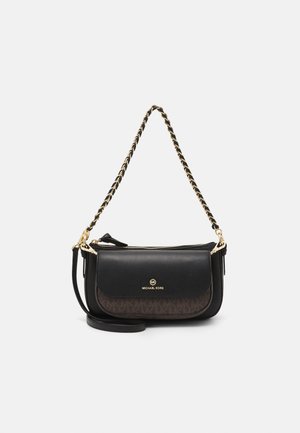 Borsa a tracolla Michael Kors nera e marrone con tracolla a catena dorata, tasca frontale e logo su sfondo uniforme.