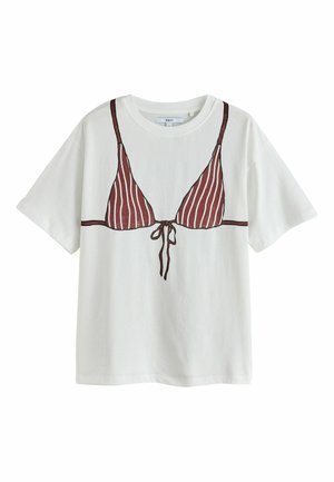 Hvid T-shirt med korte ærmer med trykt design af en vinrød og hvidstribet bikinitop på fronten.