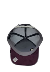 Gorra de béisbol con un panel frontal burdeos oscuro, laterales de malla gris y una visera plana. El interior cuenta con un forro gris claro y detalles de marca.