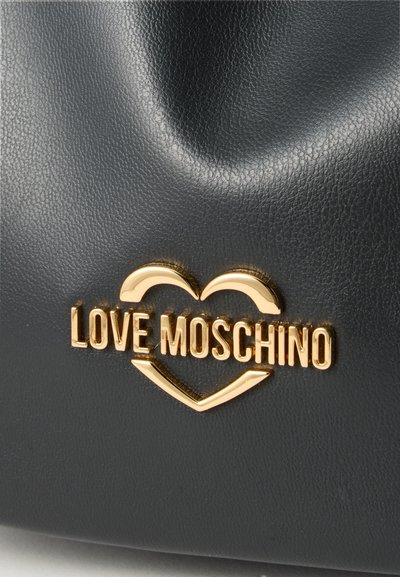 Повърхност от черна текстурирана кожа с златист метален логотип "Love Moschino" в отворена сърдечна форма.