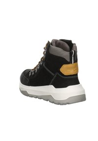 Schwarz-grauer Wanderschuh mit weißer Sohle, gelbem Fersenpatch, Metallösen und braun-schwarzen Schnürsenkeln, von hinten und von der Seite gezeigt.