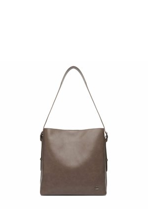 Brązowa skórzana torba na ramię z pojedynczym paskiem i małym metalowym logo w dolnym prawym rogu, przedstawiona na jednolitym białym tle.