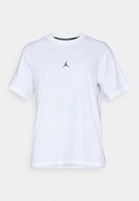 Hvid bomulds t-shirt med rund hals, korte ærmer og et lille sort Jumpman-logo på brystet. Blød tekstur og almindelig pasform.
