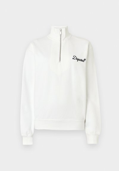 Pull-over blanc à manches longues avec col montant et fermeture éclair frontale, arborant le logo noir "Dsquared2" sur la poitrine gauche.