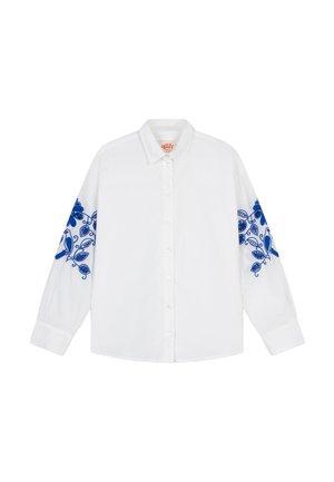 Wit overhemd met lange mouwen, knoopsluiting, blauwe bloem- en vogelborduursels op beide mouwen, puntkraag en parelachtige knopen.