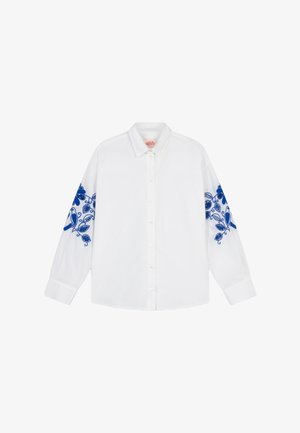 Wit overhemd met lange mouwen, knoopsluiting, blauwe bloem- en vogelborduursels op beide mouwen, puntkraag en parelachtige knopen.