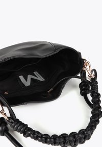 Czarna skórzana torebka na ramię z plecionym uchwytem, wewnętrznymi kieszeniami i zapięciem na zamek. Charakteryzuje się gładką teksturą i złotymi akcentami.