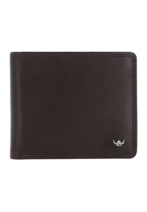 Portefeuille bifold en cuir marron foncé avec coutures visibles et petit emblème logo argenté dans le coin inférieur droit.