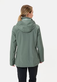 Vrouwen groene waterdichte jas met capuchon; heeft een gladde, matte textuur en een aansluitend ontwerp, ideaal voor buitenactiviteiten.