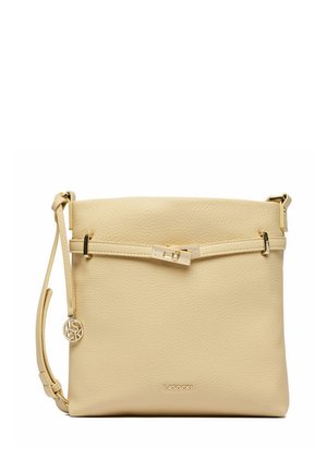 Beige Leder-Umhängetasche mit verstellbarem Riemen, goldenem Schnallendetail und kleinem runden Logoanhänger an der Seite.