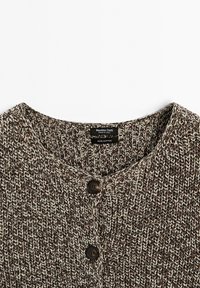 Cardigan in cotone lavorato a maglia marrone e bianco con scollatura rotonda e due bottoni scuri, etichettato Massimo Dutti, prodotto in Italia.