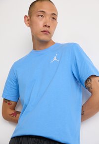 Jordan JUMPMAN CREW - Basic póló - legend blue/white