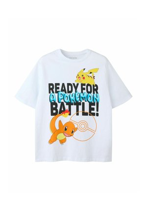 Baltas marškinėlis su Pikachu ir Charmander grafika, užrašu „Pasiruošęs Pokémon kovai!“ bei oranžinės Poké kamuoliuko kontūru.