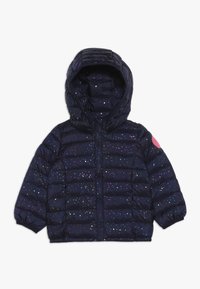 Marineblå pufferjakke med hætte, der har et quiltet design og flerfarvede prikker. Inkluderer en frontlynlås og et rundt logo-patch.