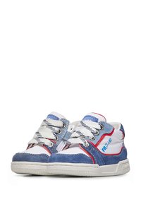 Sneaker alte con una parte superiore sintetica bianca, dettagli in suede blu e cuciture rosse. Completate con lacci bianchi e suole bianche testurizzate.