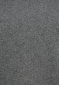 Grå strikket stoff med en jevn tekstur, med en ensartet farge og subtile nyansevariasjoner, egnet for klær eller polstring.