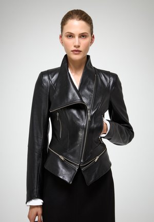 Giacca da moto in pelle nera con ampio risvolto, design aderente, zip frontale asimmetrica e due tasche con zip. Texture liscia.