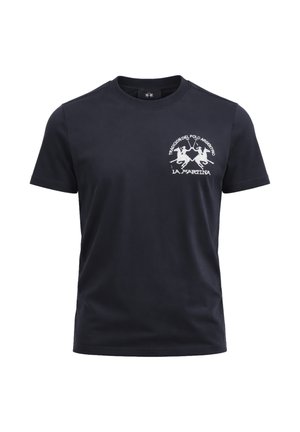 T-shirt blu navy a maniche corte con logo bianco di giocatore di polo e testo "Tradicion del Polo Argentino La Martina" sul petto sinistro.