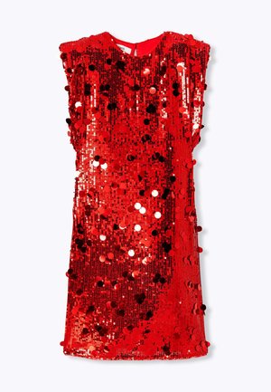 Robe à sequins rouges avec une coupe ajustée, style sans manches, et une texture de tissu lisse ornée de sequins ronds réfléchissant la lumière.